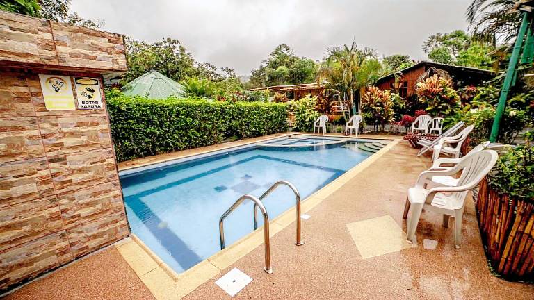 Intimate Bubbles with Outdoor Pool and Hot-Tub in Ecuador in Mindo