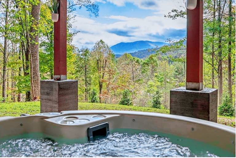 Cabin Royale Long-Range Mountain Views Hot Tub Game Room Bar Fire Pit Pet-Friendly — photo 2