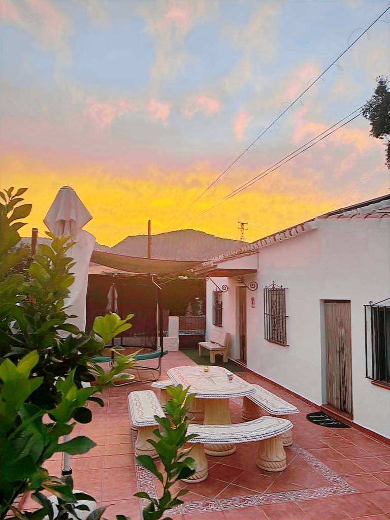 Vacation home with pool, barbeque & yard | Garden view — photo 2