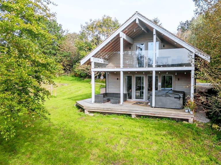 Fully equipped beautiful cottage with hot tub & yard | Water view | Pets allowed — photo 2