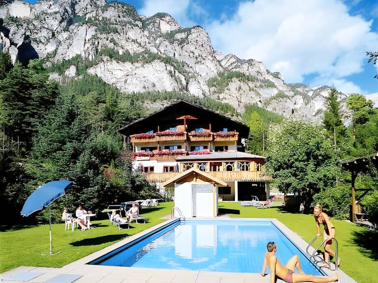Hotel Pine in Tires