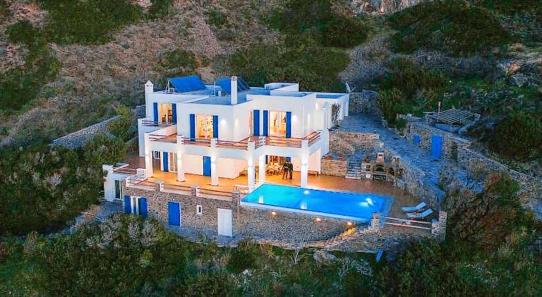 Villa with pool — photo 5
