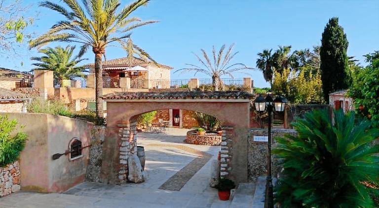 Farm with pool, patio & garden in Felanitx