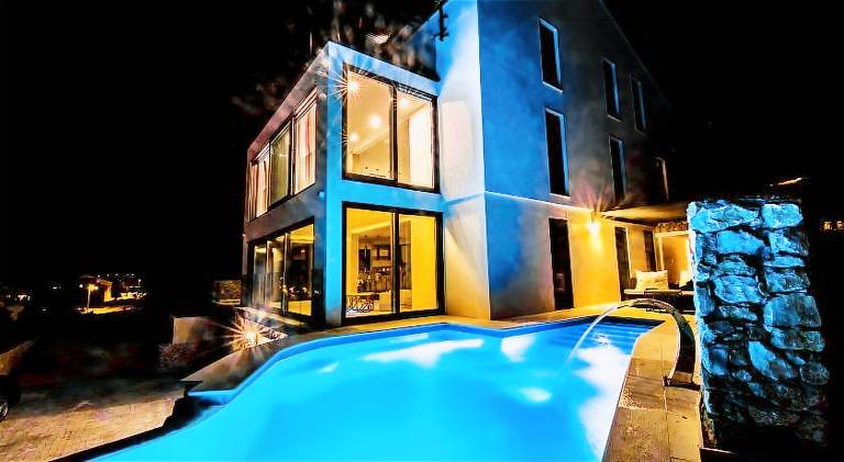 Holiday apartment with jacuzzi, BBQ & yard — photo 2