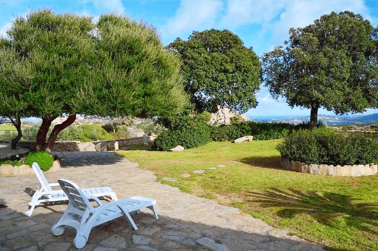 Agriturismo Stazzo Cuncosu: Camera 4 - vista mare, veranda con separé e tavolini — photo 4