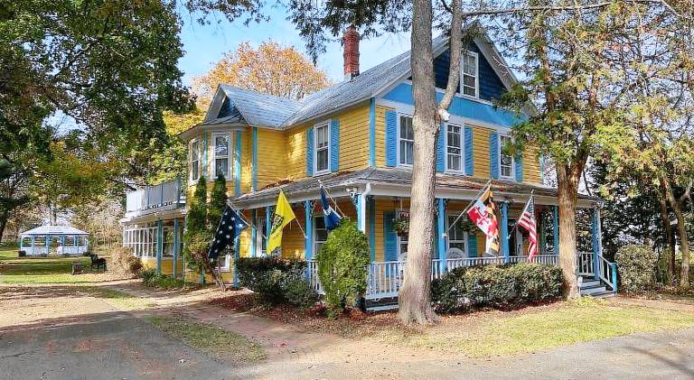Inn on Fox Meadow - Spacious Victorian Inn in Gaithersburg, MD