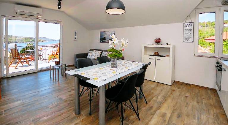 Holiday apartment with grill, terrace & yard — photo 3