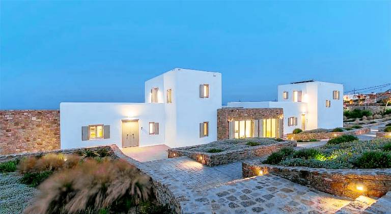 Villa with pool — photo 4