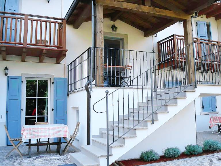 Holiday apartment with yard & grill — photo 3
