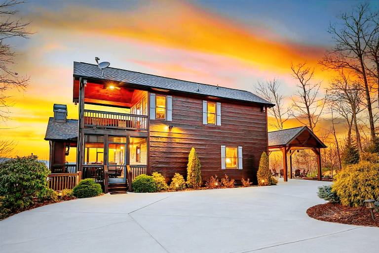 Cabin with hot tub & BBQ | Mountain view | Suitable for remote work in Blue Ridge, GA