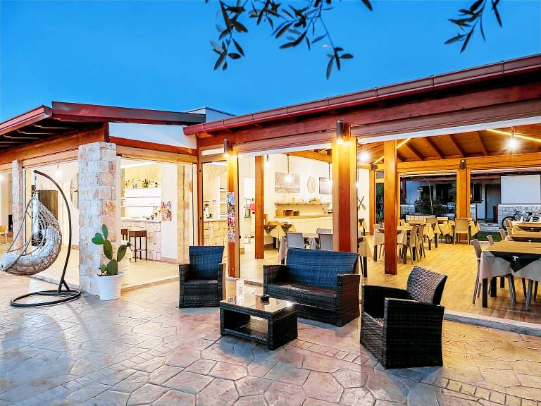 Rental apartment with terrace, yard & pool — photo 4
