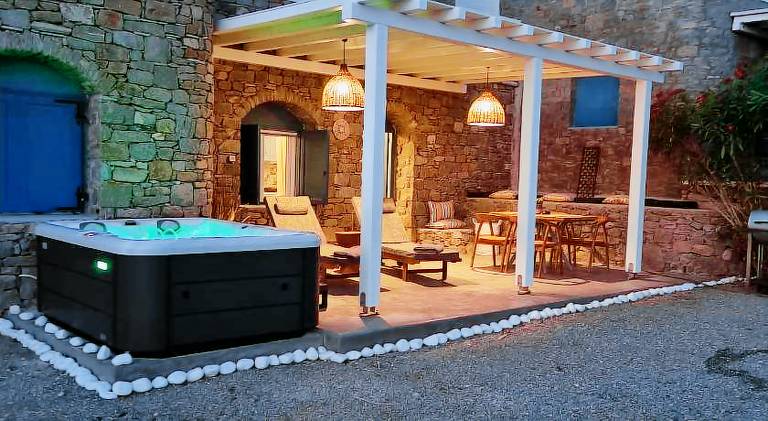 Apartment with terrace, jacuzzi & garden in Mykonos