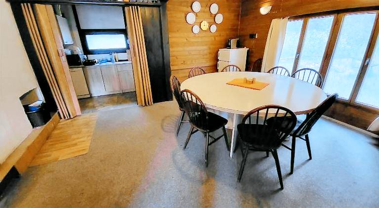 Lodge with terrace, barbecue & yard — photo 4