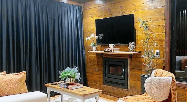 Lodge with yard, BBQ & jacuzzi | Perfect for remote work — photo 3