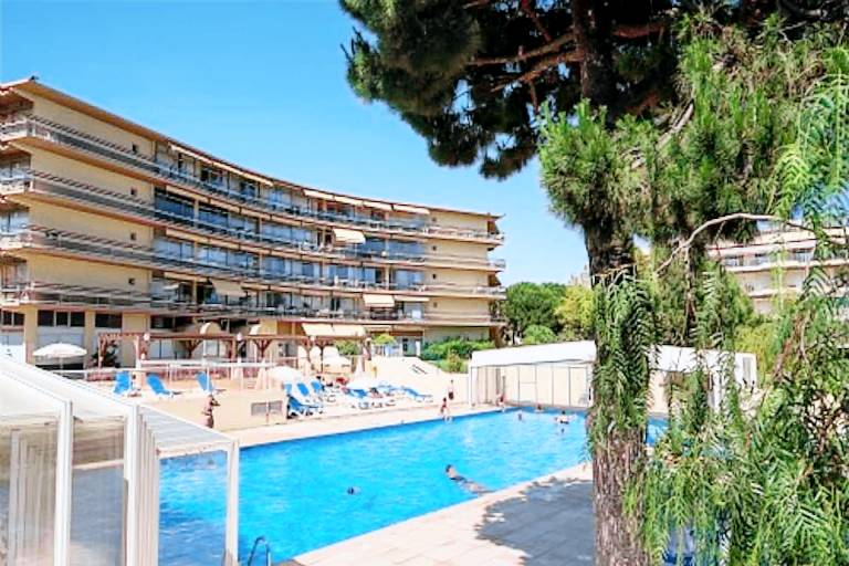 Apartment with yard & patio in Grasse