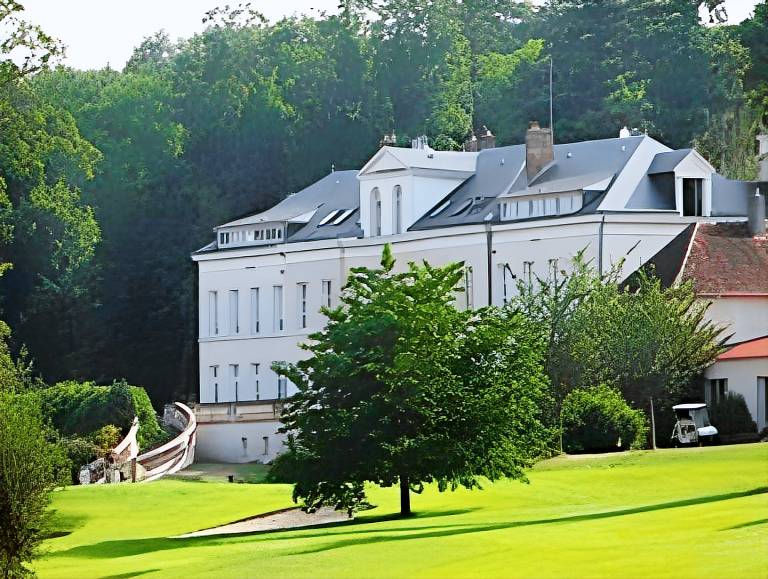 Domaine et Golf de Vaugouard - La Maison Younan in Montargis