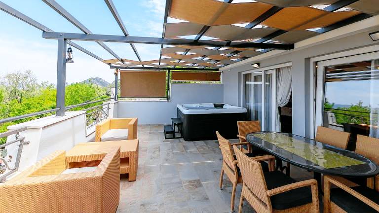 Villa with garden, grill & hot tub in Dubrovnik