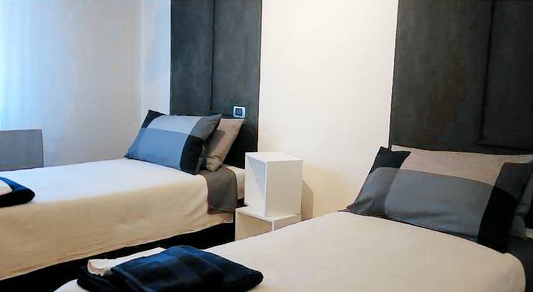 Serviced apartment with yard & hot tub | Pet-friendly — photo 2