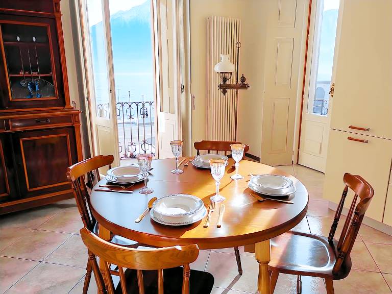 Spacious Historic Apartment with Lake Como View, Wi-Fi and Air Conditioning in Gravedona