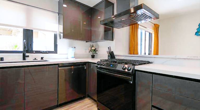 Serviced apartment with yard, patio & grill | Dogs allowed — photo 2