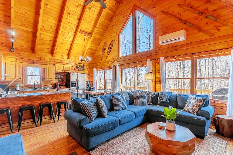 Adventure Creek - pet friendly, hot tub, creek on site, ping pong — photo 4