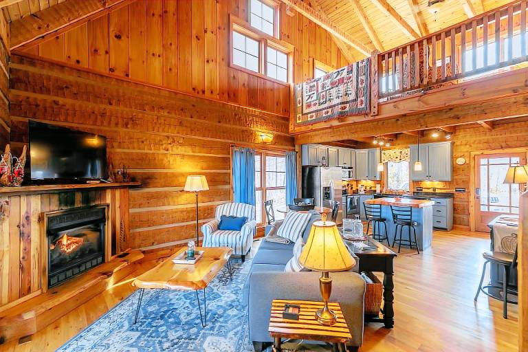 Walk in the Clouds - Rustic Cabin with Hot Tub, Outdoor fireplace, Fenced Dog Area — photo 4