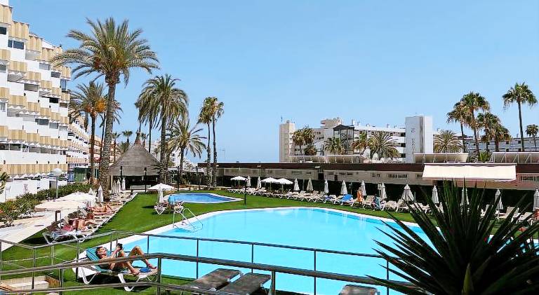 Fully equipped charming holiday apartment with yard, heated pool & patio | Next to the beach | Pets are welcome — photo 3