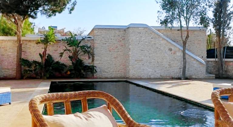 Villa with pool — photo 4