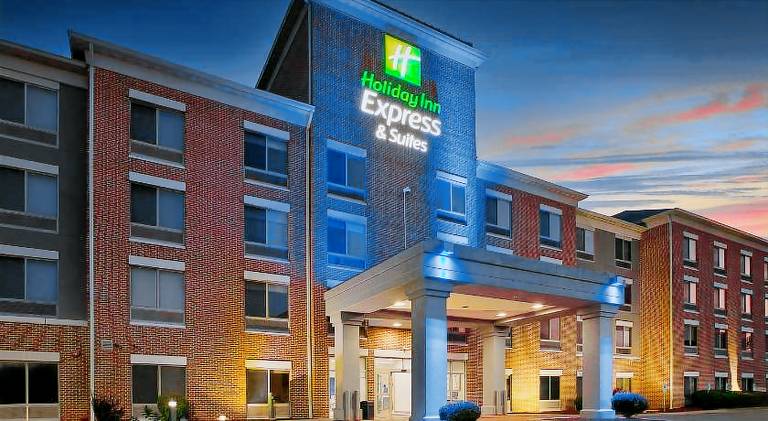Holiday Inn Express and Suites Milwaukee NW Park Place By IHG