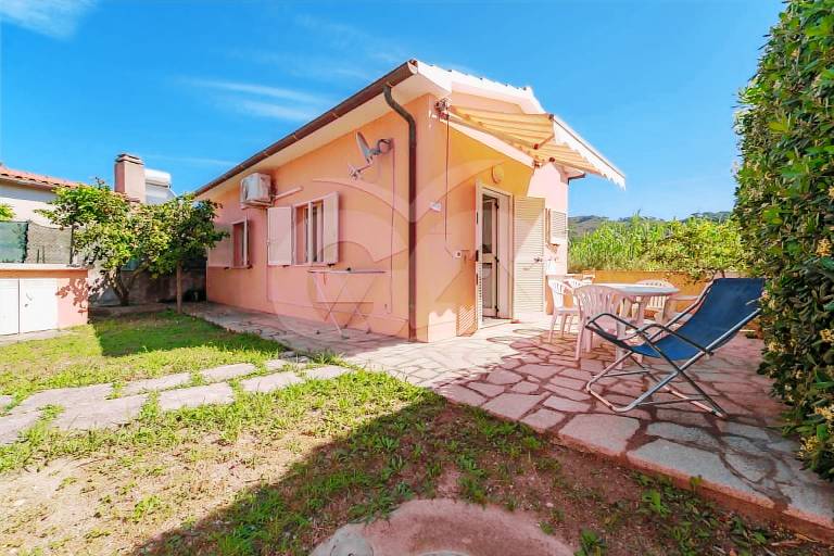 Holiday apartment with barbeque & patio in Campo nell'Elba