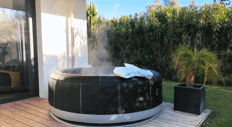 Fully equipped charming villa with patio, barbecue & private pool | Pets allowed — photo 4