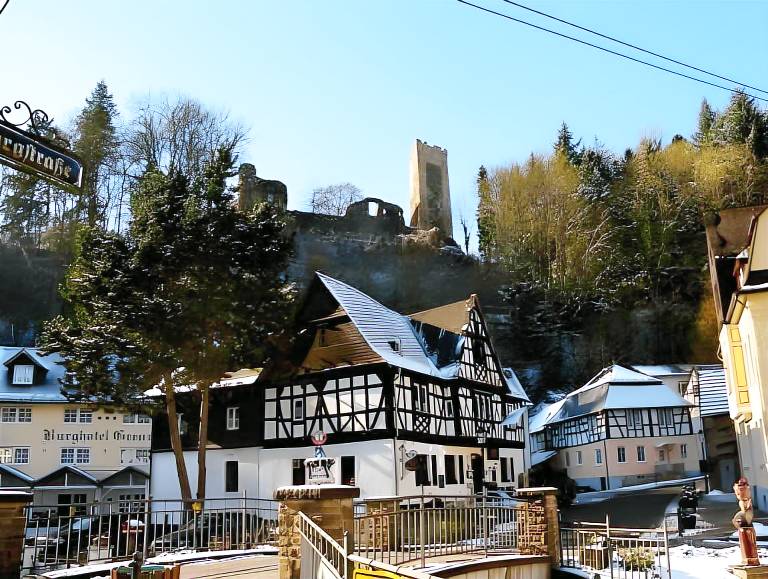 Rental apartment with terrace, barbecue & yard in Bendorf
