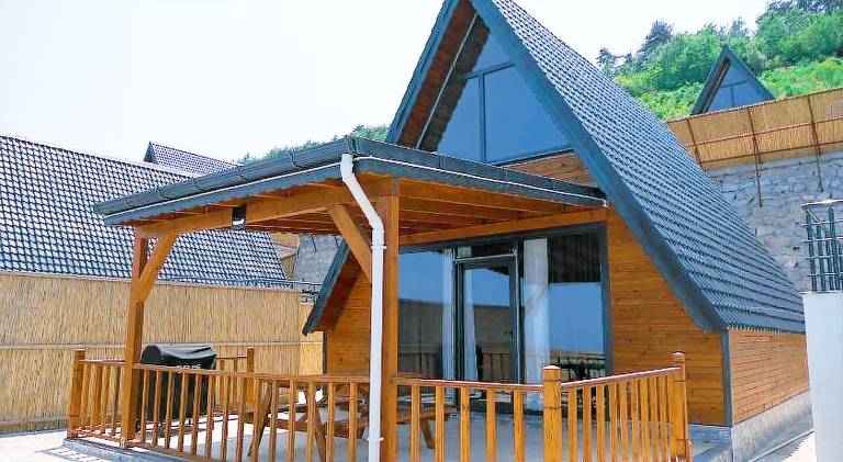 Serviced apartment with yard, patio & pool in Sinop