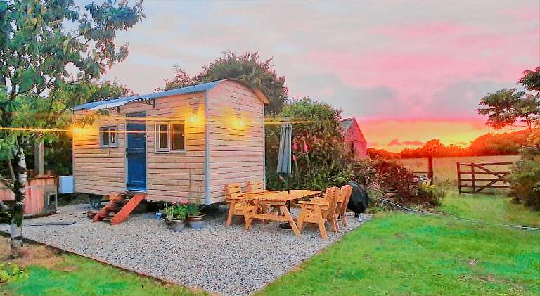 Chalet with hot tub, garden & terrace | Dogs allowed in Tintagel