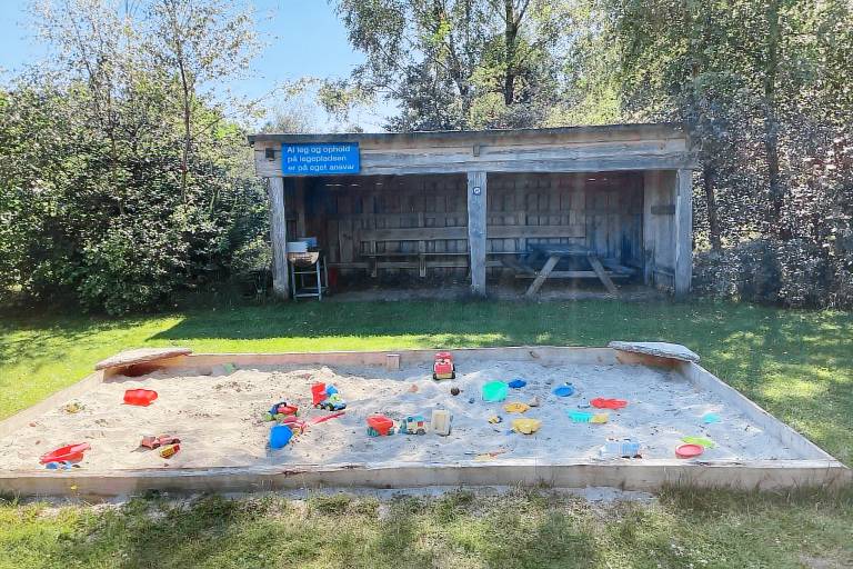 Vacation home with yard — photo 2