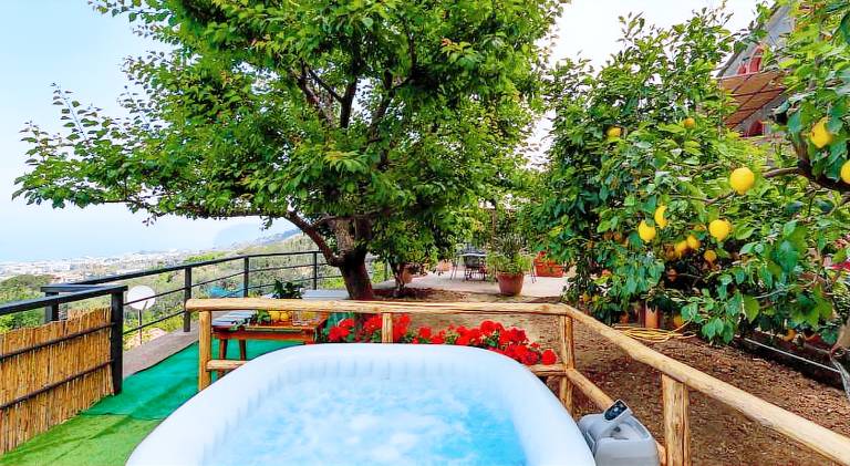 House with hot tub & garden — photo 4