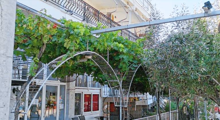 Serviced apartment with terrace & yard — photo 2