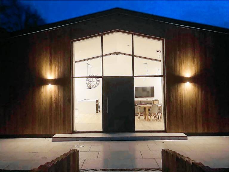 Cottage with barbeque & yard | Water view — photo 3