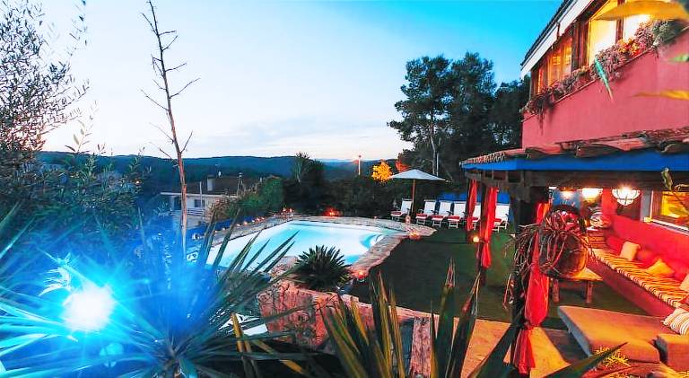 Villa with pool — photo 4