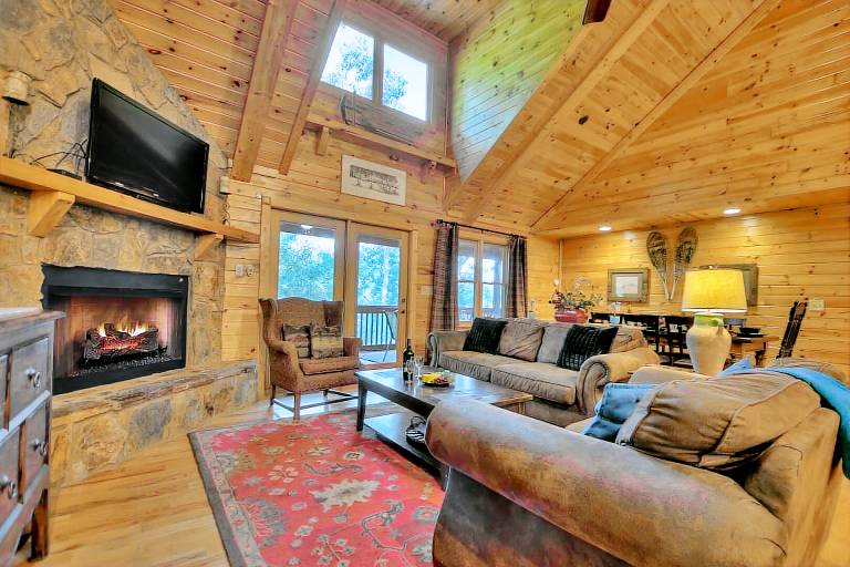 The Retreat is pet-friendly with 3 King beds, Hot Tub, Fire-pit, pool table and minutes from downtown Blue Ridge — photo 4
