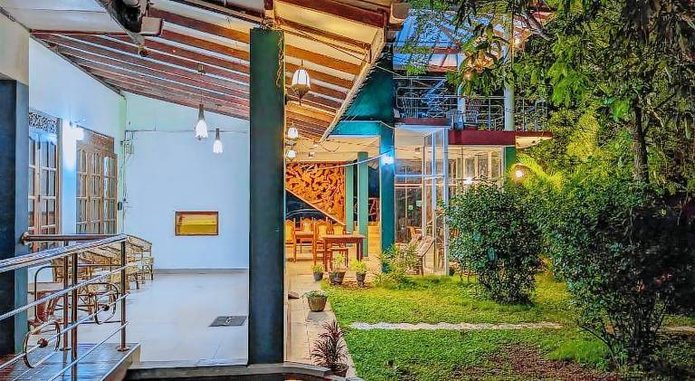 Lodge with grill, pool & patio — photo 5