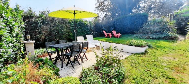 Family-oriented wonderful vacation home with garden, BBQ & heated pool | Garden view | Dogs allowed in Pontivy