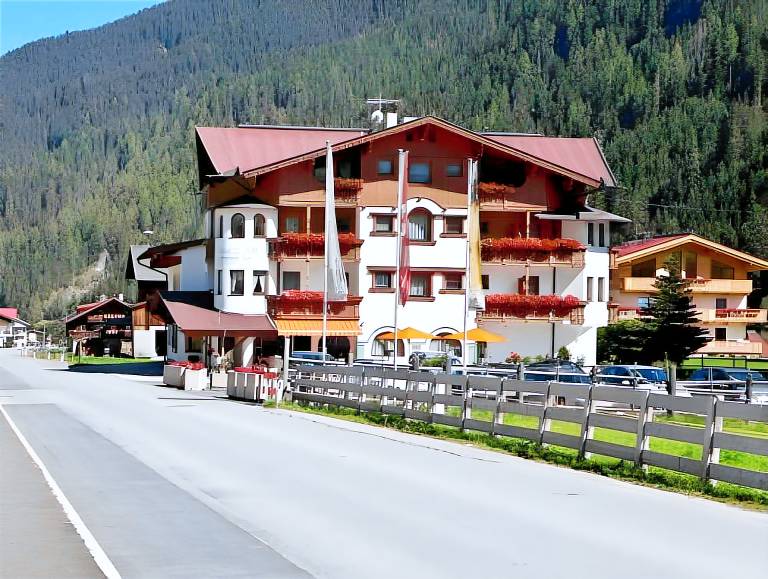 Hotel zum gruenen Tor in Tux