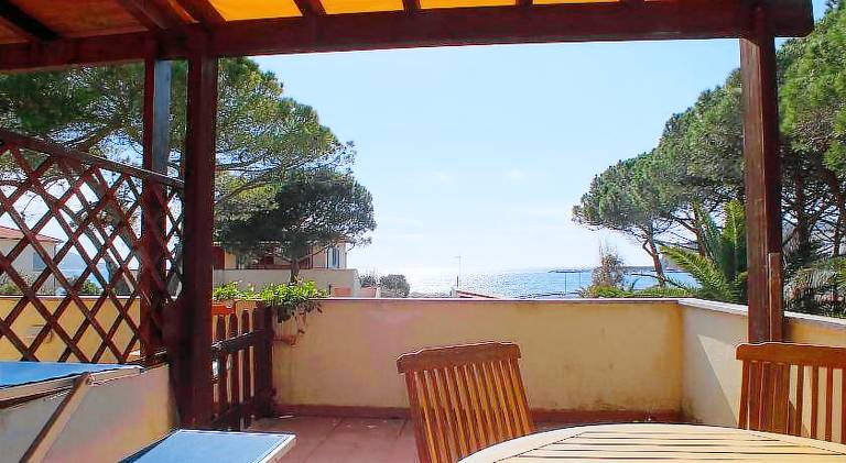 Apartment with BBQ & patio — photo 4