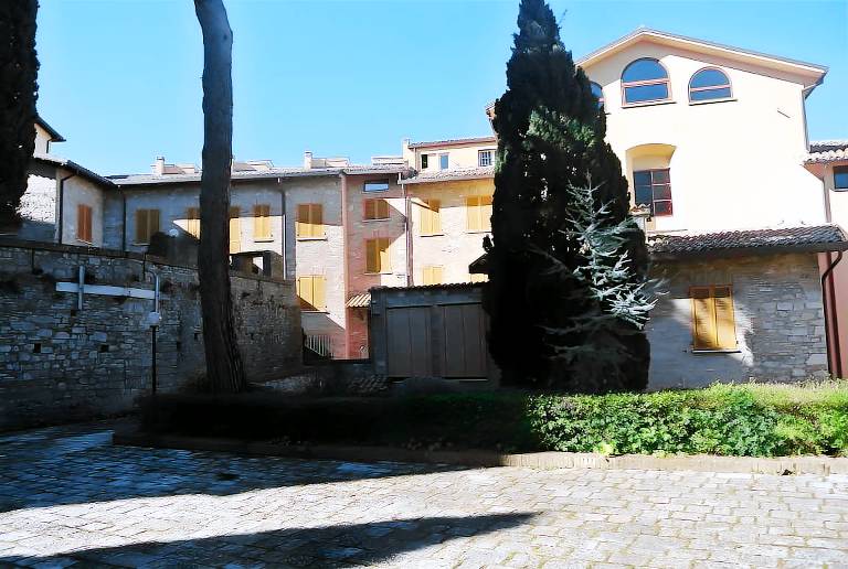 Holiday apartment with yard in Todi