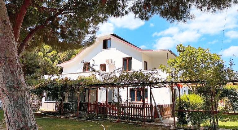 Pleasant farm with yard, barbeque & patio | Pet-friendly — photo 4