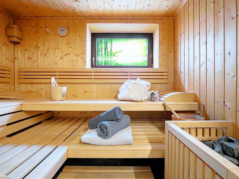 Fully equipped wonderful chalet with sauna, private pool & patio | Next to the ski | Pet-friendly — photo 4