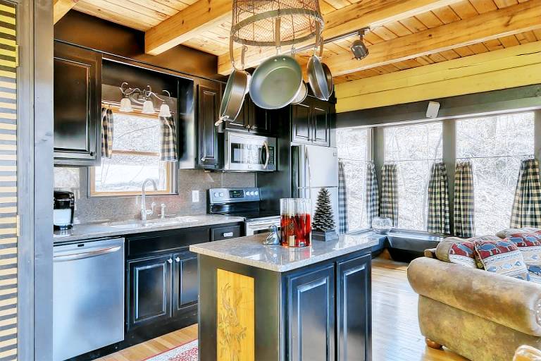 Fully equipped cabin with BBQ, hot tub & pool | Pet-friendly — photo 4