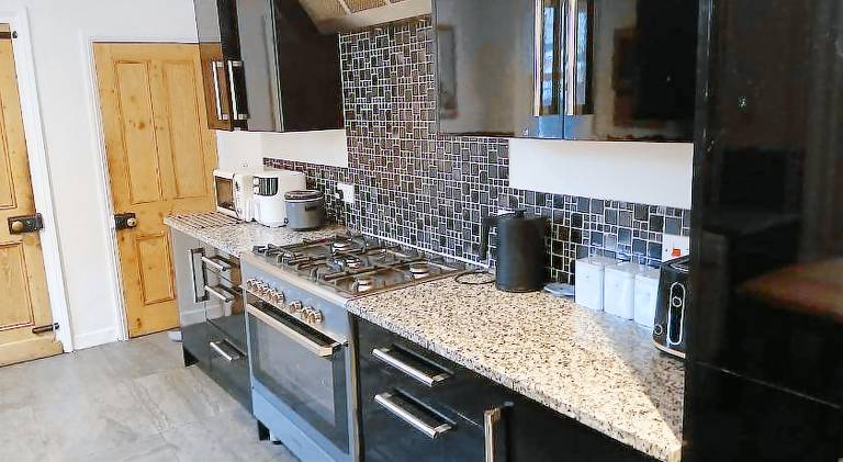 Spacious 4 Bedroom House, Garden, Nr Ipswich Town Centre with hot tub — photo 3