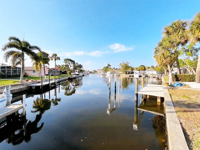Cozy 3 Bedroom Home on a Deep Canal with a pool near Fisherman's Village — photo 2